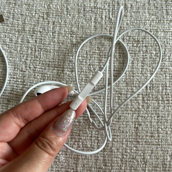 BRAND NEW APPLE EARBUDS - Picture 5 of 6